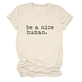 Dettaglio del testo nero be a nice human in stile macchina da scrivere su t-shirt beige - S / Sabbia (Font Nero)