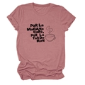 Détail du t-shirt rose avec texte Por La Mañana Café noir et manches à revers - Or Rose (Police Noire)
