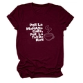 Détail du t-shirt bordeaux avec texte espagnol blanc et motif tasse de café - Rouge Vin (Police Blanche)