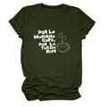 Détail du t-shirt vert armée à col rond avec graphique tasse de café et texte espagnol - Vert Armée (Police Blanche)