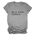 Dettaglio della scritta be a nice human stampata su t-shirt grigia in cotone girocollo - S / Grigio Scuro (Font Nero)