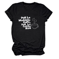 Détails des revers de manches et lettrage café blanc sur un T-shirt en coton noir - Noir (Police Blanche)