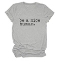 Détail d'un t-shirt gris col rond avec slogan 'be a nice human' et revers de manche - Gris Clair (Police Noire)