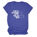 Détail du t-shirt violet avec texte espagnol sur le café et le rhum imprimé - Bleu Rétro (Police Blanche)