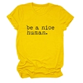 Détail de l'imprimé 'be a nice human' sur un t-shirt jaune en coton à col rond et manches courtes - Jaune (Police Noire)