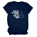 Détail d'un t-shirt en coton bleu marine avec texte espagnol Por La Mañana Café blanc - Bleu Marine (Police Blanche)