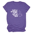 Détail d'un t-shirt violet en coton avec motif blanc Por La Mañana Café et col rond classique - Violet (Police Blanche)