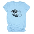 T-shirt bleu clair à col rond avec slogan Por La Mañana Café et motif tasse à café - Bleu Clair (Police Noire)