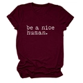 Gros plan du slogan 'be a nice human' sur un t-shirt bordeaux à col rond et manches courtes - Rouge Vin (Police Blanche)
