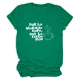 Vue détaillée du t-shirt vert foncé à col rond avec texte espagnol blanc et motif café - Vert Foncé (Police Blanche)