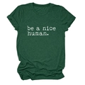 Détail d'un t-shirt vert foncé avec l'inscription imprimée be a nice human - Vert Rétro (Police Blanche)