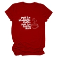 Détail du t-shirt rouge en coton avec lettrage blanc café et rhum sur le devant - Rouge (Police Blanche)