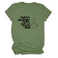 Gros plan du texte Por La Mañana Café sur le t-shirt en coton mélangé vert chiné - Vert Olive (Police Noire)