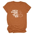 Détail du t-shirt rouge rouille avec imprimé Por La Mañana Café et texture de tissu doux - Orange Brûlé (Police Blanche)