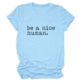 Détail d'un t-shirt en coton bleu clair avec le slogan be a nice human en police de machine - Bleu Clair (Police Noire)