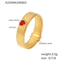Goldener Edelstahlring mit rotem Glas-Herzstein und strukturierter Ringschiene - Gold Band Red Stone