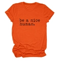 Détail d'un t-shirt orange en coton avec imprimé be a nice human et revers aux manches - Orange (Police Noire)
