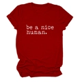 Détail de l'imprimé blanc 'be a nice human' sur un t-shirt rouge à manches courtes et col rond - Rouge (Police Blanche)