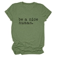 Gros plan de l'imprimé be a nice human sur un t-shirt vert à manches courtes et col rond - Vert Olive (Police Noire)