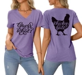 Détail du t-shirt violet à col en V avec impression graphique Guess what chicken butt - Violet (Police Noire)