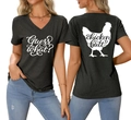 Détail de l'imprimé Guess What Chicken Butt sur un t-shirt gris slim à col en V pour femmes - Gris Chiné Noir