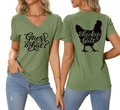 T-shirt vert col en V avec imprimé 'Guess what? Chicken butt' vues avant et arrière - Vert olive
