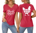 Vue avant et arrière du t-shirt rouge à col en V avec imprimé Guess What Chicken Butt - Rouge