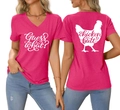 Vues avant et arrière du t-shirt rose rouge à col en V avec imprimé Guess what chicken - Rose rouge