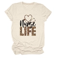 Dettaglio della stampa Nurse LIFE con motivo leopardato e stetoscopio su t-shirt crema - S / Sabbia (Testo Nero)