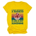 Détail du t-shirt jaune en coton avec motif femme rétro et typographie de style vintage - Jaune