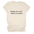 Dettaglio della maglietta in cotone con stampa hating me won't make you pretty - S / Sabbia (Carattere Nero)