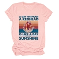 Détail de l'imprimé vintage et du slogan sur le tissu du t-shirt rose pastel - Rose