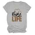 Détail de l'imprimé Nurse Life sur t-shirt gris avec cœur léopard et stéthoscope noir - Gris Clair (Texte Noir)