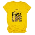 Détail de l'imprimé léopard Nurse Life avec cœur et stéthoscope sur t-shirt jaune - Jaune (Texte Noir)