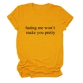 Dettaglio della T-shirt gialla a girocollo con la scritta 'hating me won't make you pretty' - S / Giallo Senape (Carattere Nero)