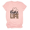 Détail du t-shirt rose avec logo Nurse Life léopard et stéthoscope en cœur - Rose (Texte Noir)