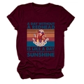 Détail d'un t-shirt bordeaux à col rond avec motif vintage et slogan artistique - Bordeaux