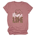 Détail du t-shirt infirmier rose poudré montrant le motif léopard et la texture coton - Or Rose (Texte Blanc)