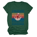 Détail d'imprimé vintage sur un t-shirt en coton vert foncé avec femme rétro et motif de marguerite - Vert Vintage