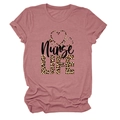 Détail du t-shirt rose poudré Nurse Life avec imprimé stéthoscope cœur en léopard - Or Rose (Texte Noir)