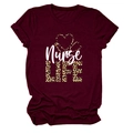 Détail de l'imprimé Nurse LIFE à motif léopard sur un t-shirt bordeaux à manches courtes - Rouge Vin (Texte Blanc)