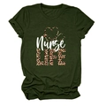 Détail de l'imprimé cœur léopard et du motif stéthoscope sur un t-shirt d'infirmière vert - Vert Armée (Texte Blanc)