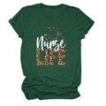 Détail de l'imprimé léopard nurse life et stéthoscope sur t-shirt vert forêt - Vert Rétro (Texte Blanc)