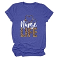Détail du stéthoscope en cœur et logo Nurse LIFE léopard sur t-shirt bleu marine - Bleu Rétro (Texte Blanc)