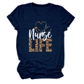 Détail de l'imprimé Nurse Life sur t-shirt bleu marine avec cœur léopard et stéthoscope - Bleu Marine (Texte Blanc)