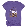 Détail du t-shirt violet avec imprimé Nurse Life léopard et stéthoscope en forme de cœur - Violet (Texte Blanc)