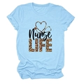 T-shirt bleu clair Nurse Life pour femme avec motif cœur stéthoscope et imprimé léopard - Bleu Clair (Texte Noir)