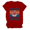 Détail d'un t-shirt en coton rouge avec imprimé portrait vintage et slogan - Rouge