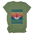 Détail macro du t-shirt en coton vert armée avec graphique vintage de femme rousse - Vert olive