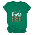 Détail de l'imprimé Nurse LIFE avec motif léopard et stéthoscope sur t-shirt vert forêt - Vert Encre (Texte Blanc)